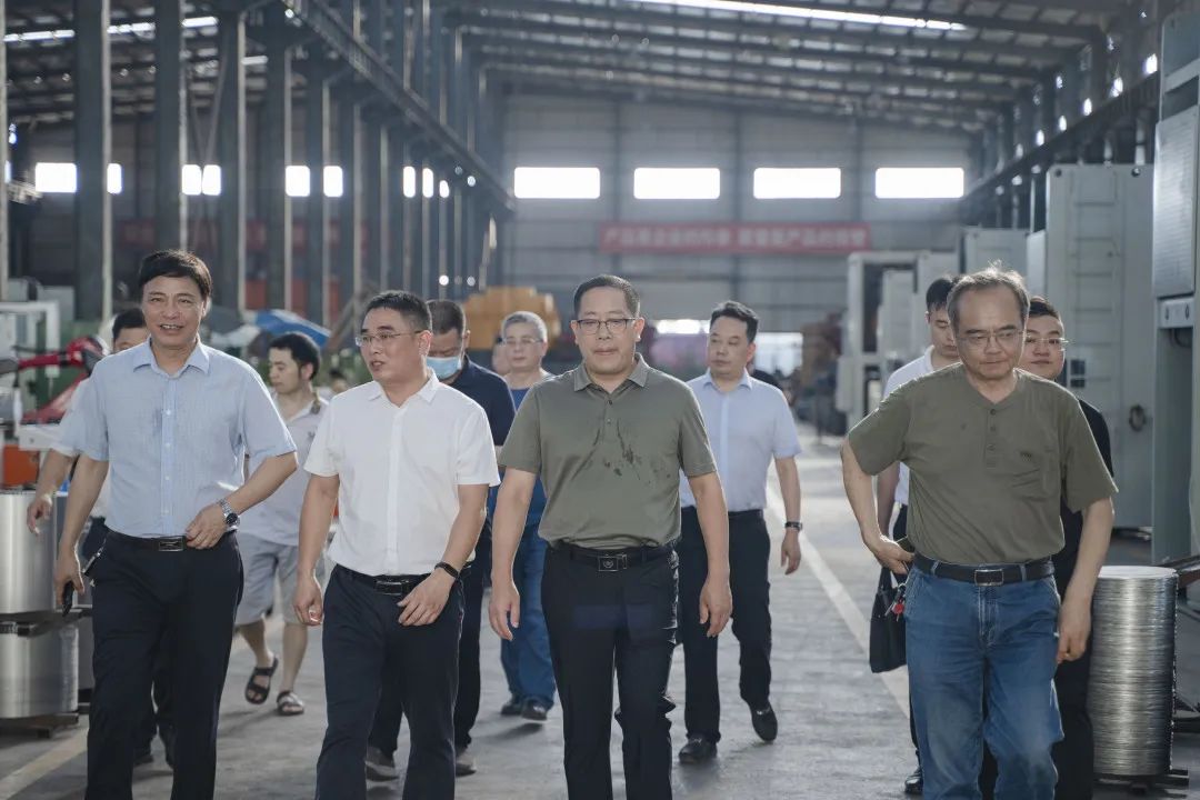 衡東縣縣委副書記、縣長對朝陽集團自動化生產(chǎn)線進行視察